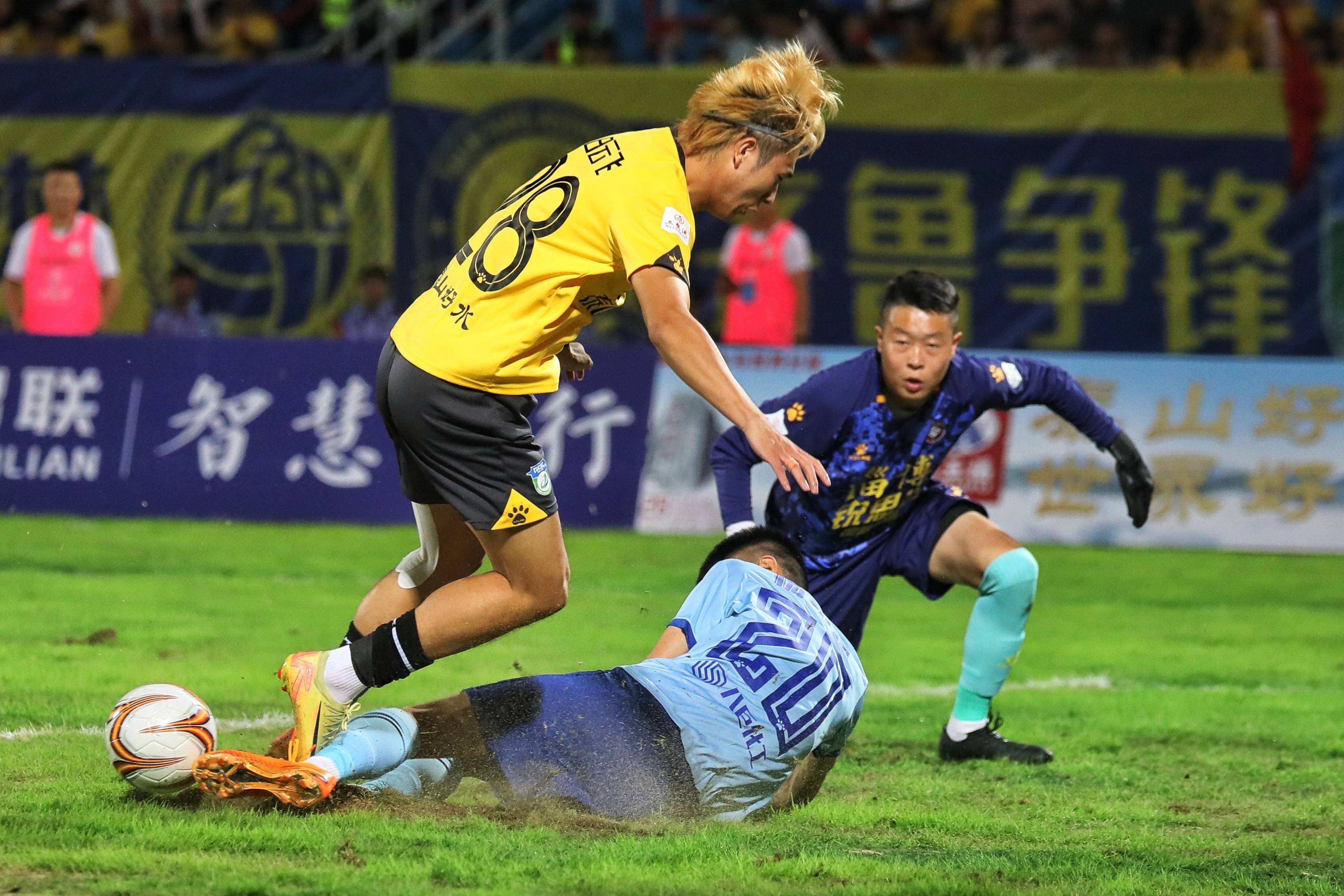 关于离谱！曼城今夜豪取连胜转会期里昂造点机会——法国杯节点到来，今晚山东泰山调整名单以备法国杯的信息