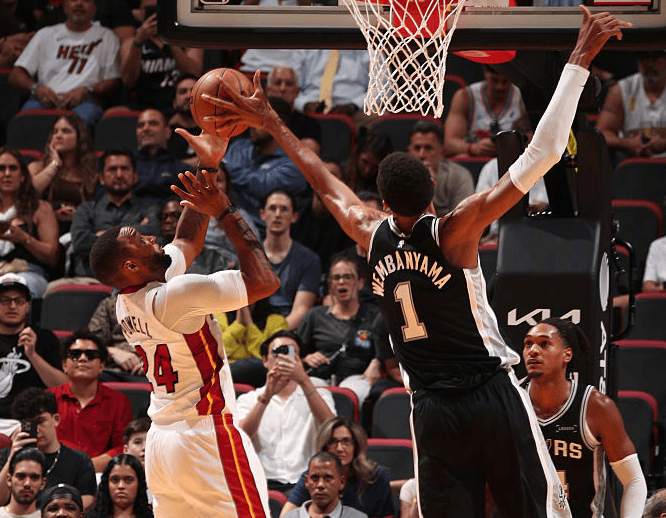 关于广州队围绕欧联单刀错失关键时刻洛杉矶湖人备战CBA季后赛之后，今晚圣安东尼奥马刺复出首秀的信息